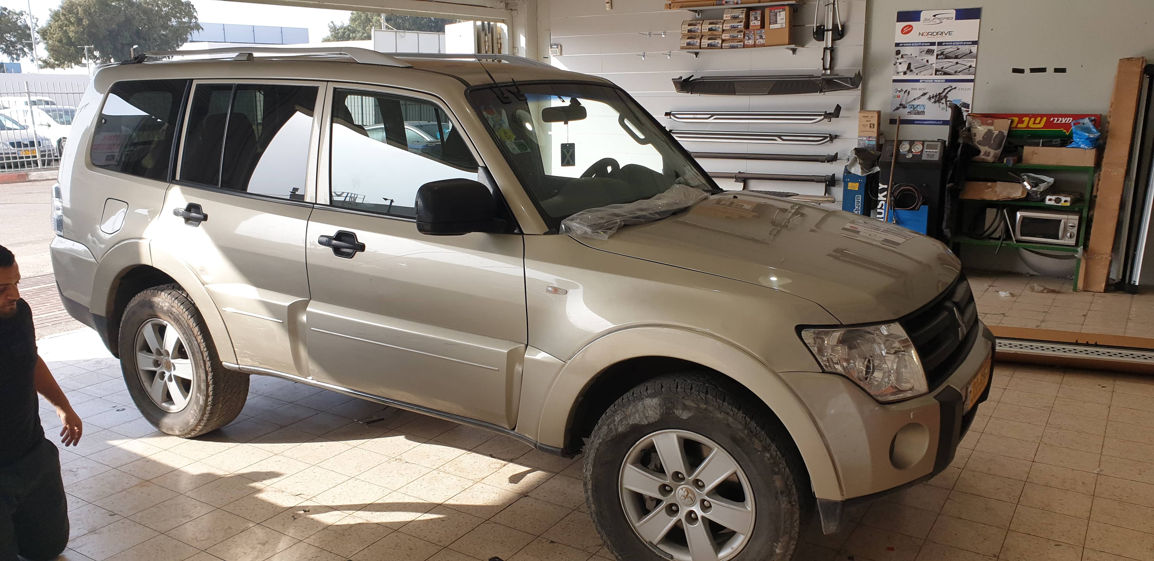 התקנת מדרכות מקוריות ומגיני רוח מיצובישי פאג'רו