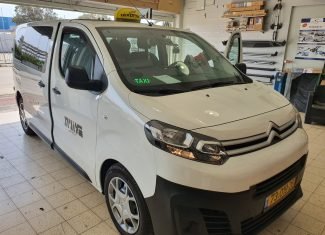 התקנת מולטימדיה אנדרואיד למונית.