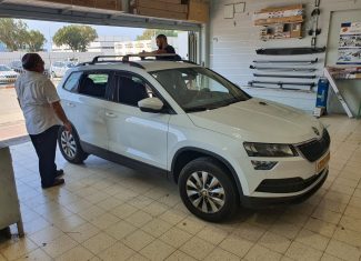התקנת גגון של חברת נורדרייב לסקודה קארוק חדשה.