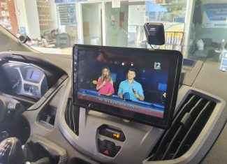 התקנת מערכת מולטימדיה אנדרואיד עם מסך גדול של 10 אינץ לפורד טרנזיט.